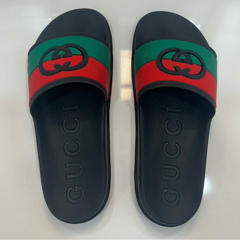 Black size 8 rubber Gucci slides / flip flops